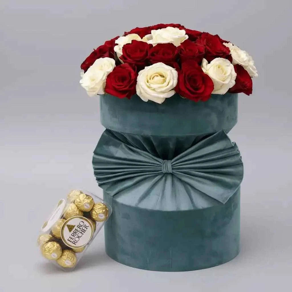 تنسيق ورد جوري أحمر وأبيض في بوكس مخملي مع شوكولاتة flowerna